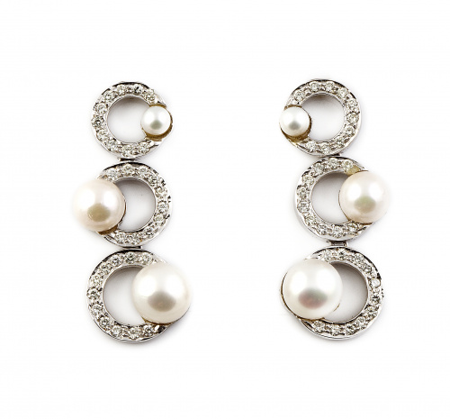 Pendientes con tres círculos de brillantes combinados con p