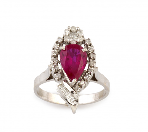 Sortija con rubí talla perilla de 2,50 ct rodeado por brill