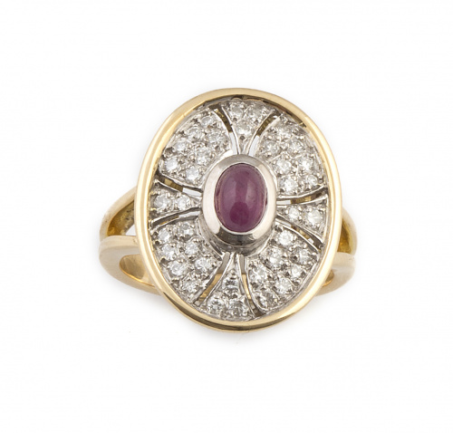 Sortija de frente oval con cabuchón de rubí central enmarca