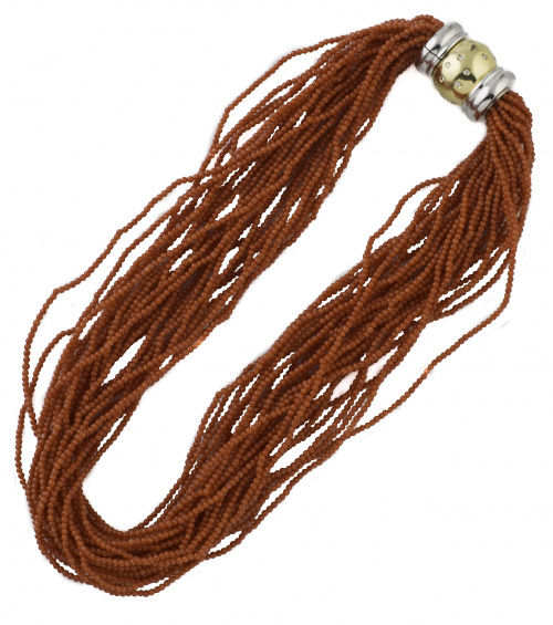 Collar de treinta hilos de coral rojo con cierre de cilindr