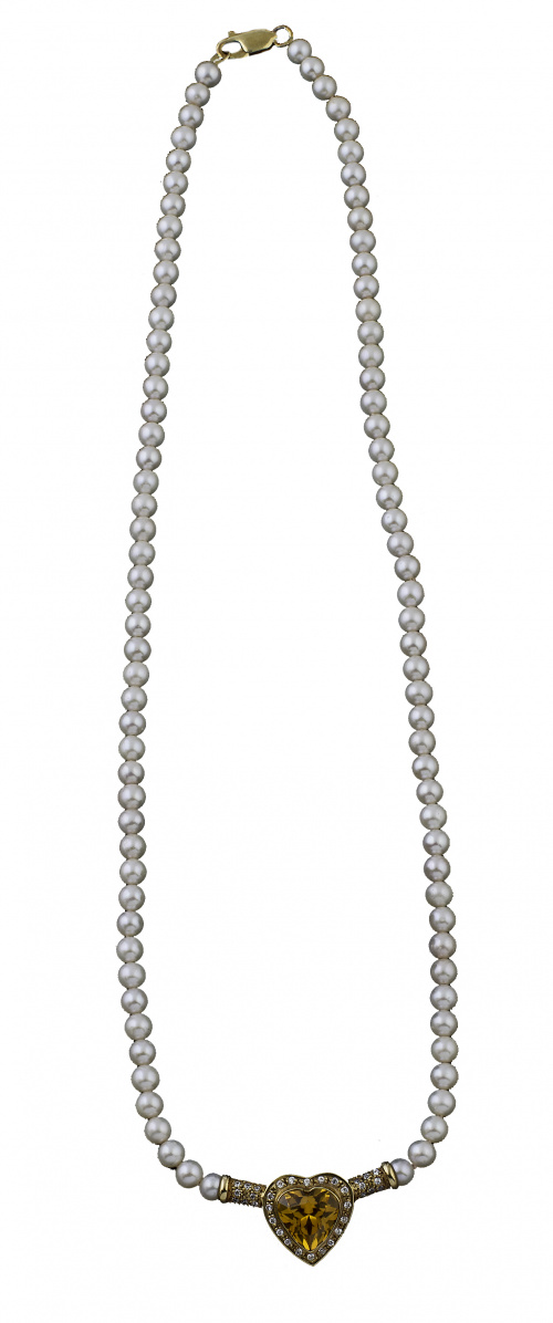 Gargantilla de perlas cultivadas con colgante de corazón de