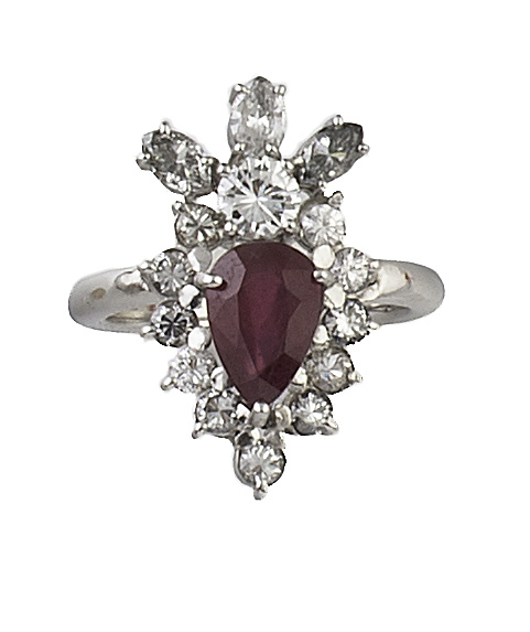 Sortija con rubí central talla perilla de 2 ct orlado de br