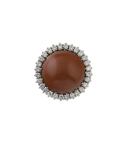 Sortija con cabujón de coral rodeado de una orla de brillan