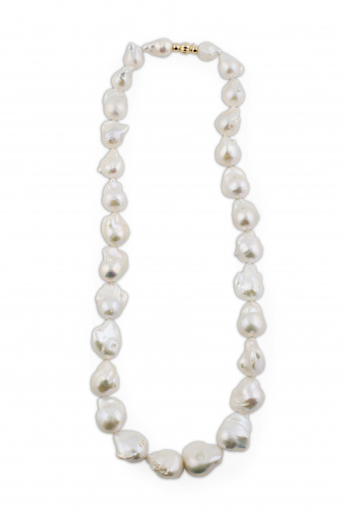 Collar de 29  perlas barrocas de los mares del sur, con tam