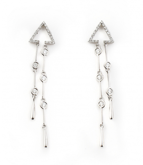 Pendientes largos de brillantes con triángulos de los que p