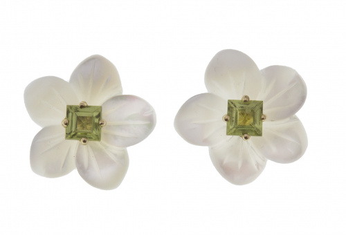 Pendientes en forma de flor con pétalos en nácar y centros 