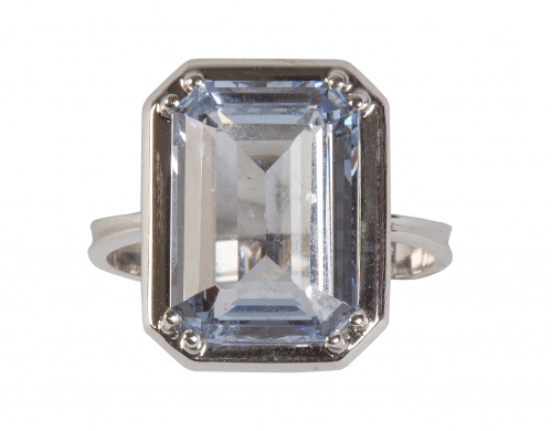 Sortija con espinela sintética talla esmeralda en montura d