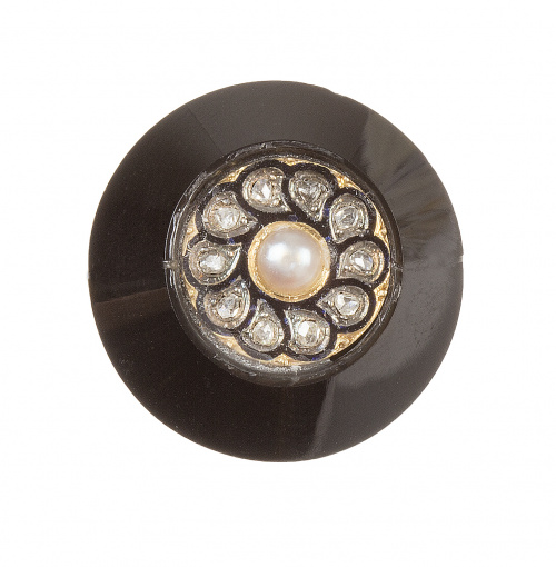 Sortija S. XIX con centro de perla fina orlada de diamantes