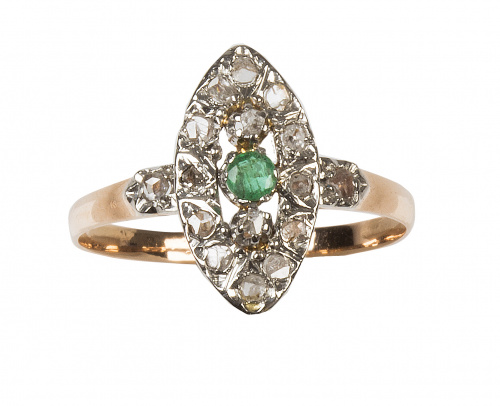 Sortija lanzadera con esmeralda central rodeada de diamantes