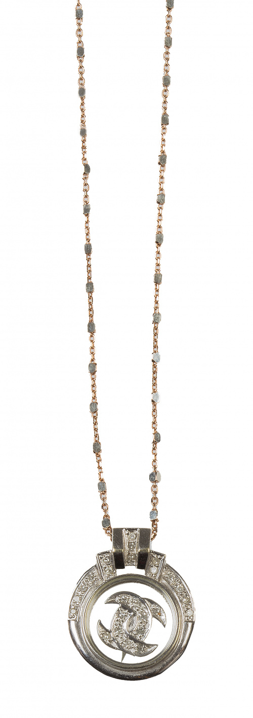 Colgante circular con brillantes en marco y doble C central