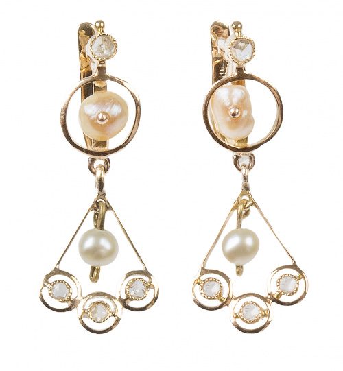 Pendientes largos isabelinos con perlas finas y diamantes 