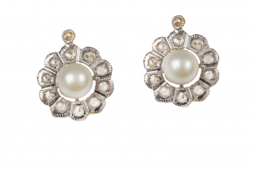 Pendientes de pp. S. XX con perla central orlada de brillan