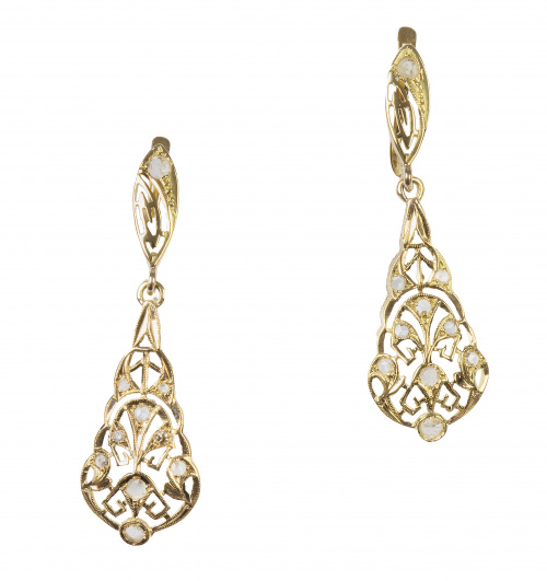 Pendientes largos de pp. S. XIX con diamantes en diseño aca