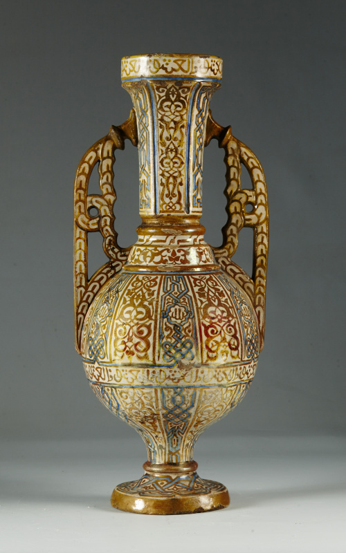 “Vaso de la Alhambra” en cerámica de reflejo metálico y azu