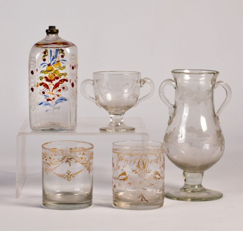 Vaso en cristal, con decoración a la rueda en dorado, y nom