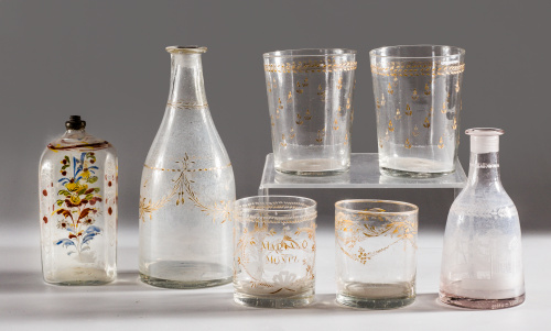 Vaso en cristal, con decoración a la rueda en dorado, y nom