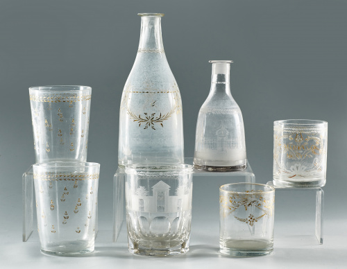 Vaso en cristal, con decoración a la rueda en dorado, y nom