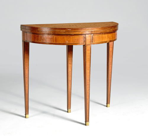 Mesa de juego de estilo Jorge III en madera de nogal y marq