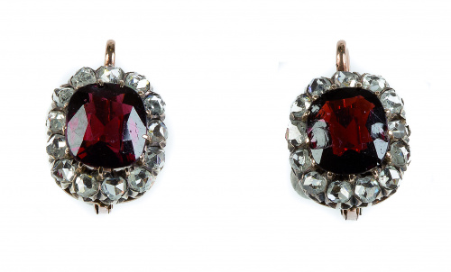 Pendientes pp. S. XX con granate orlado de diamantes