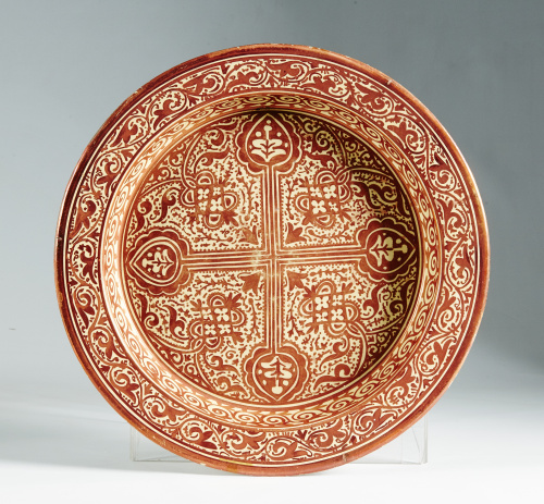 Plato en forma de brasero de cerámica de Manises, de reflej