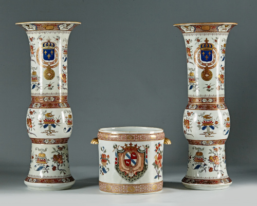 Pareja de vasos de “trompeta” blasonados de porcelana esmal