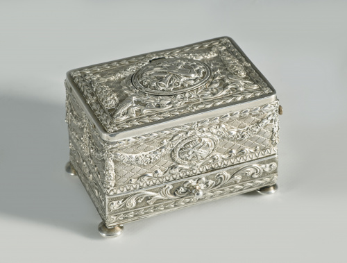 Caja de música joyero de plata con decoración repujada de g
