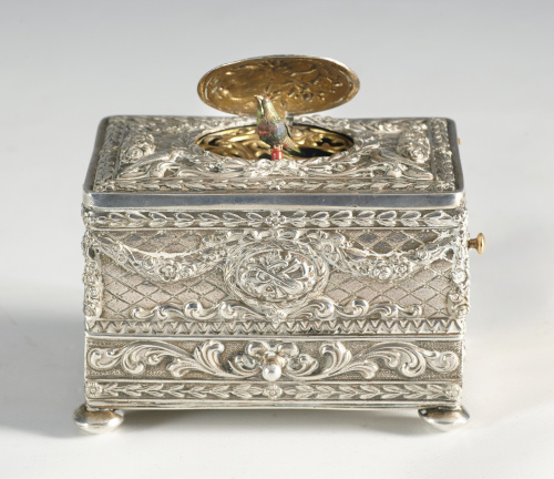 Caja de música joyero de plata con decoración repujada de g