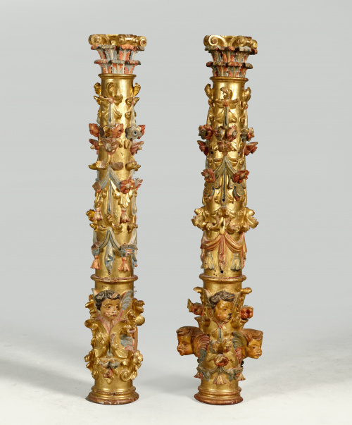 Pareja de columnas de madera tallada, estucada, dorada y po