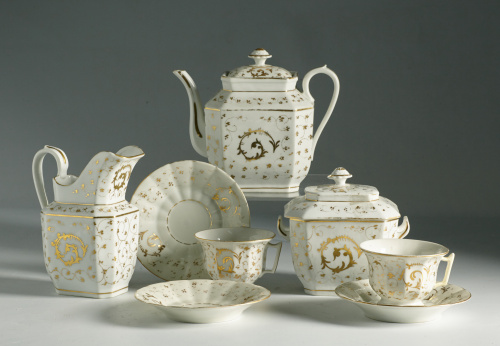 Juego de café de porcelana esmaltada y dorada.Pasajes, Esp