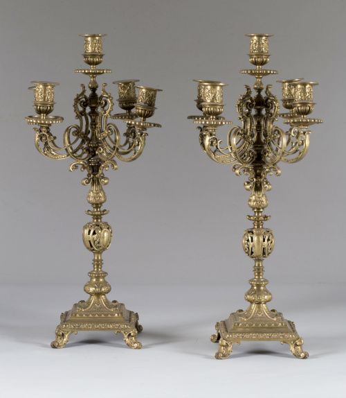 Pareja de candelabros de metal dorado de estilo renacentist