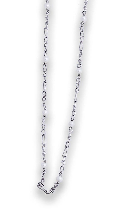 Cadena de platino y perlitas finas.