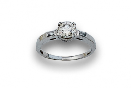 Sortija con solitario de btes de 0,80 ctes aprox entre bagu