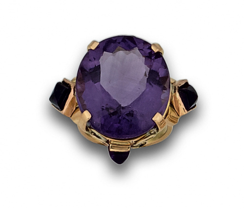Sortija años 40 con gran amatista oval y montura con brilla