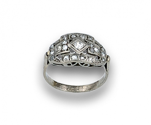 Sortija art-decó con frente calado de brillantes talla roca