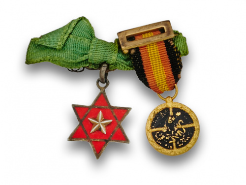 Dos insignias  militares en cinta.