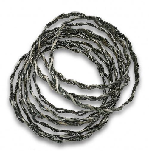 11 esclavas de plata lisa y cordoncillo trenzado s.XIX.