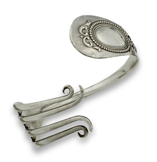 Brazalete rígido realizado a partir de tenedor en plata de 