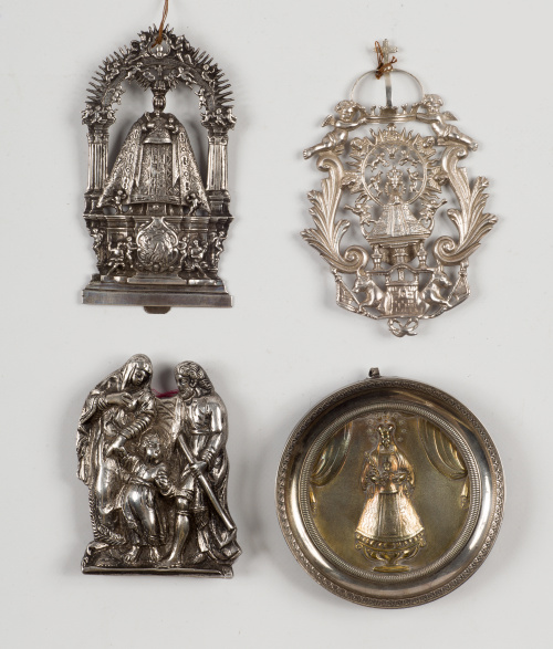 “Sagrada familia” Remate en metal plateado, S. XIX.