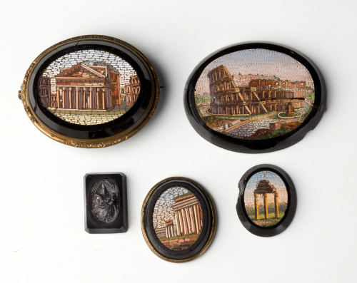 Cuatro micromoisacos y un camafeo de vistas arqueológicas r