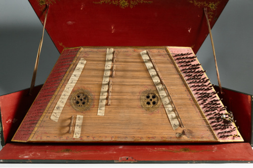 Cítara con caja lacada de rojo y verde y dorada, con sistem