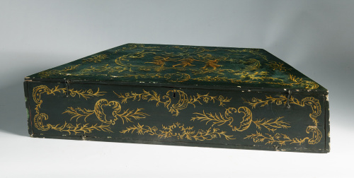 Cítara con caja lacada de rojo y verde y dorada, con sistem