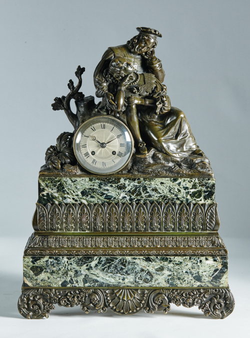 Reloj romántico con dos figuras galantes en bronce sobre el