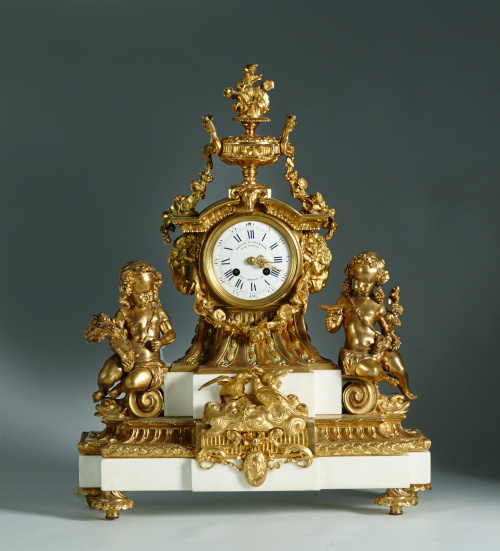 Reloj de sobre mesa de estilo Luis XVI de bronce dorado y m