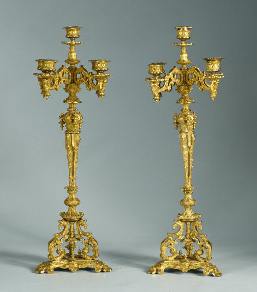 Pareja de candelabros de bronce dorado de cinco brazos de l