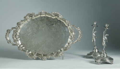 Pareja de candeleros de plata cincelada, con la figura de M