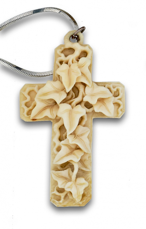Cruz de marfil con hojas de parra tallada y cadena de plata.