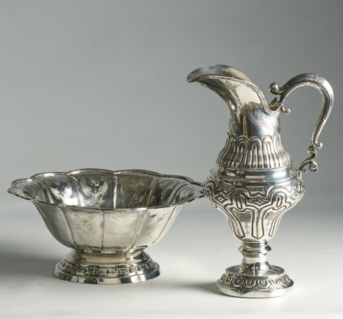 Jarra gallonada  y jofaina en plata repujada, Salamanca, S