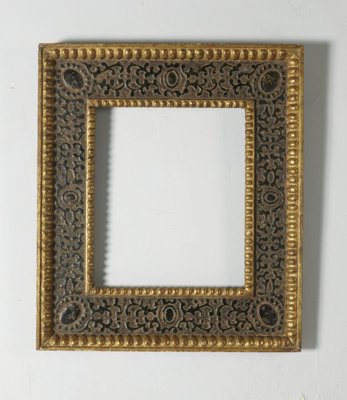 Marco en madera de pino, tallado, policromado y dorado.S. 