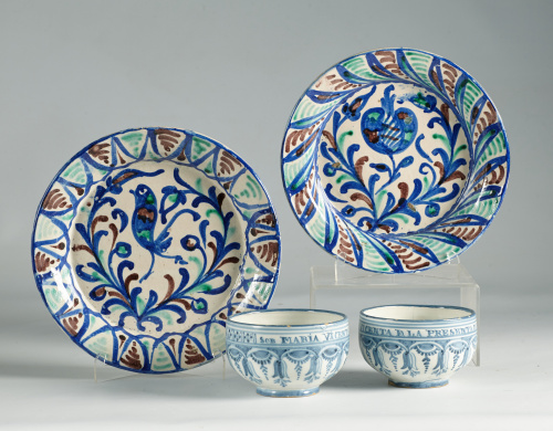 Pareja de cuencos de Talavera en loza esmaltada en azul sob