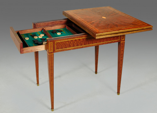 Mesa de juego estilo Luis XVI con marquetería.S. XX
